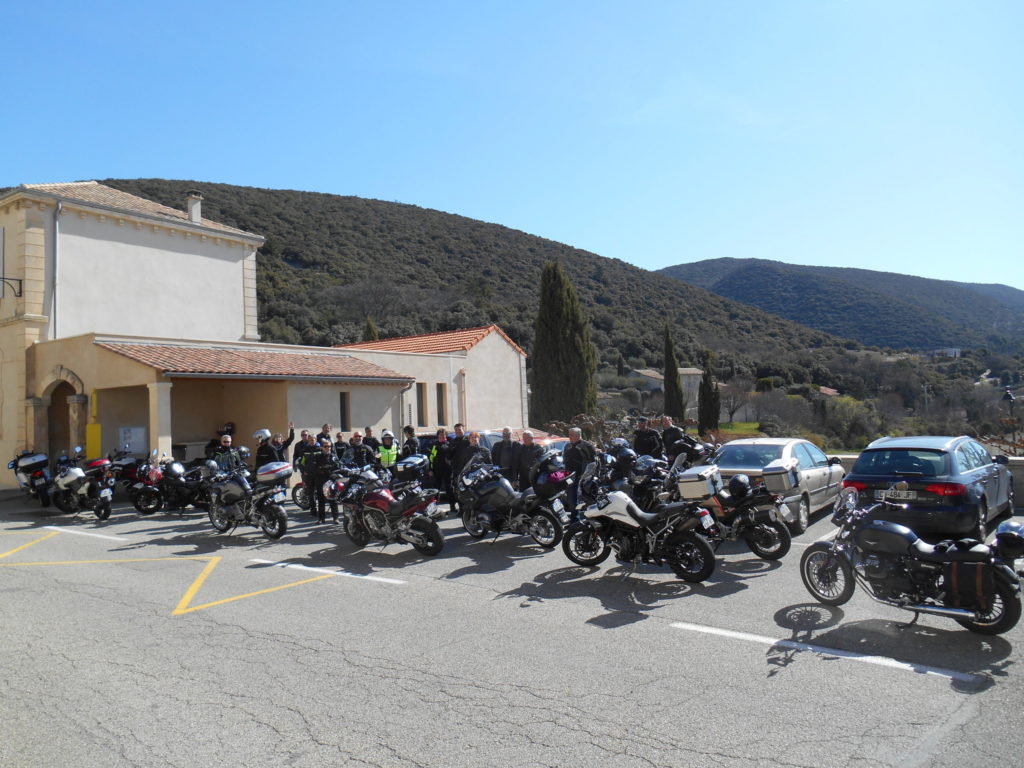 Ouverture des balades de la FFMC26/07 ! 6 Une pause a Rousset les Vignes scaled 1
